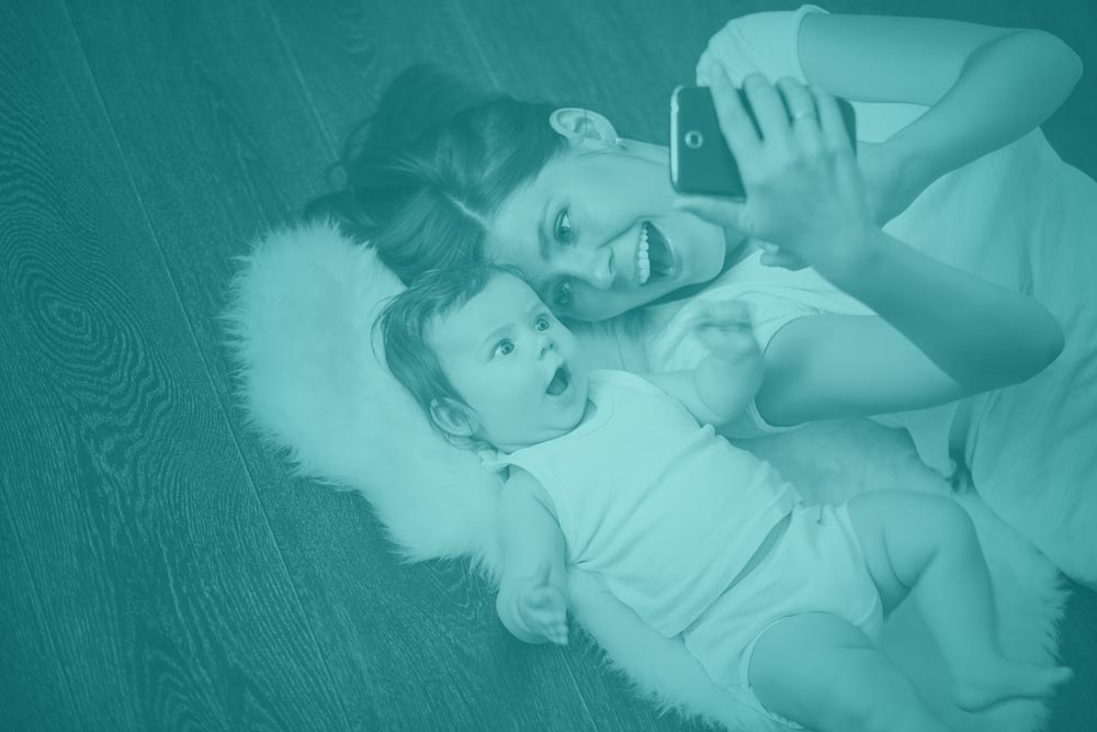 Mãe e filha olham aplicativo Beep Saúde